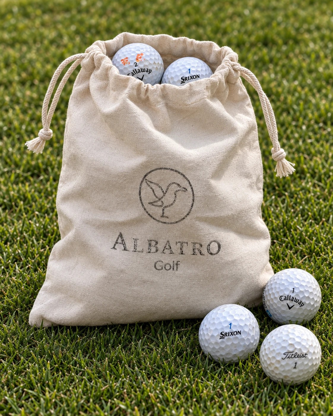 Bolsa de tela Albatro Golf con pelotas de golf usadas AAA sobre pasto