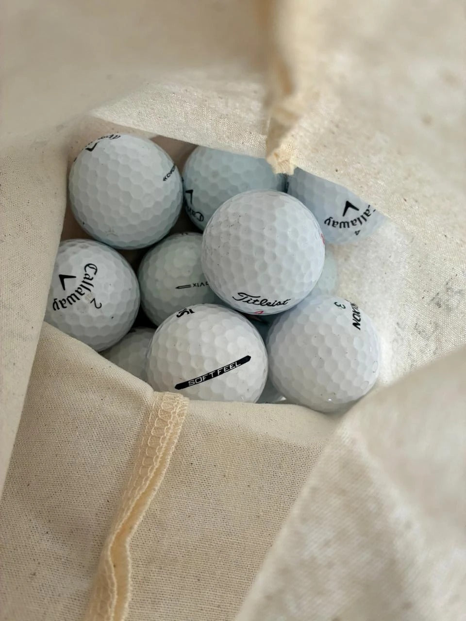 Pelotas de golf usadas AAA Callaway, Titleist y Srixon dentro de la bolsa Albatro