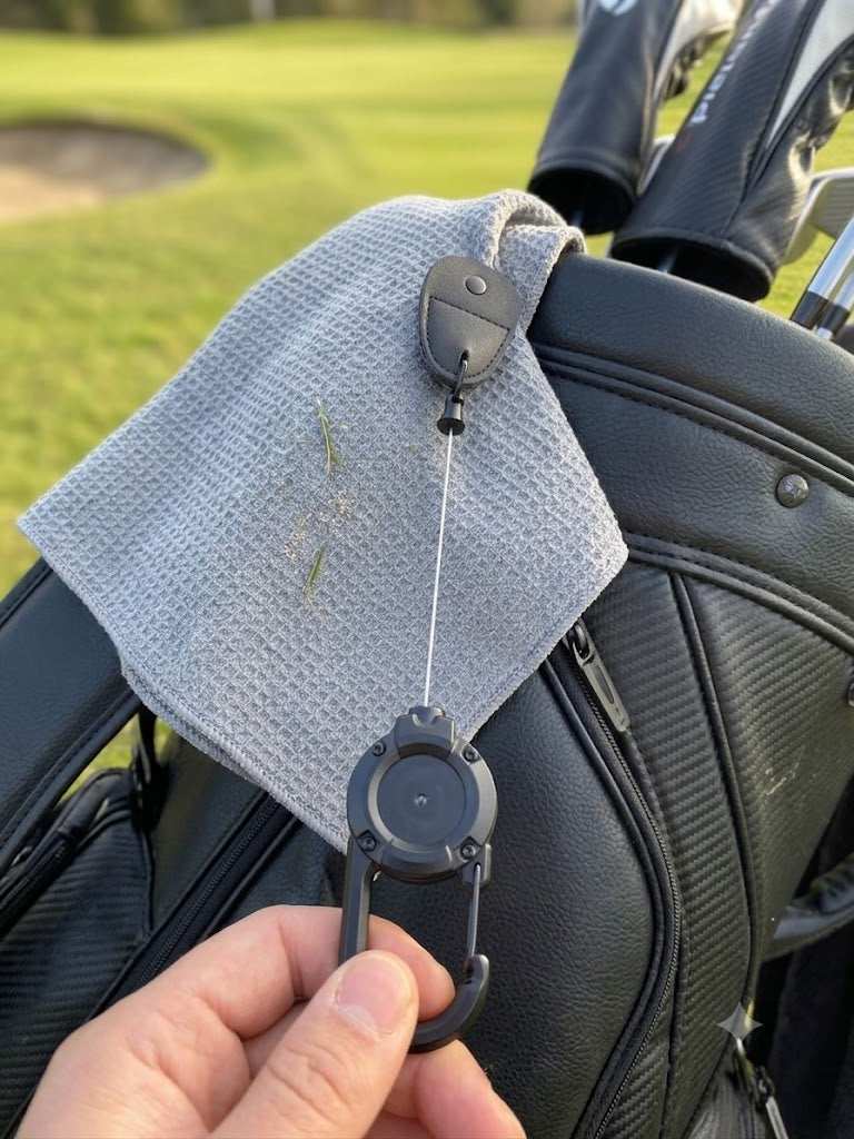 Llavero retráctil que viene con la toalla de golf Albatro